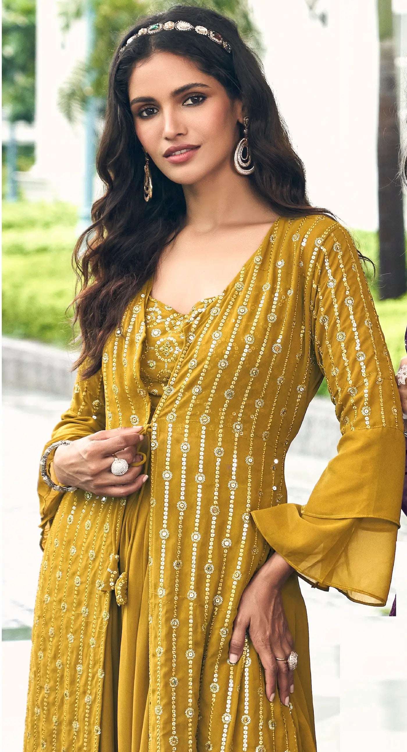 Indo-westliches Sharara-Set aus gelbem Georgette mit Fadenstickerei und Pailletten