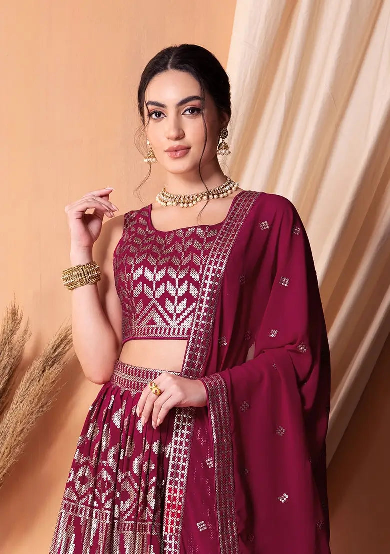 Lehenga en georgette rose foncé avec sequins et broderie à fil