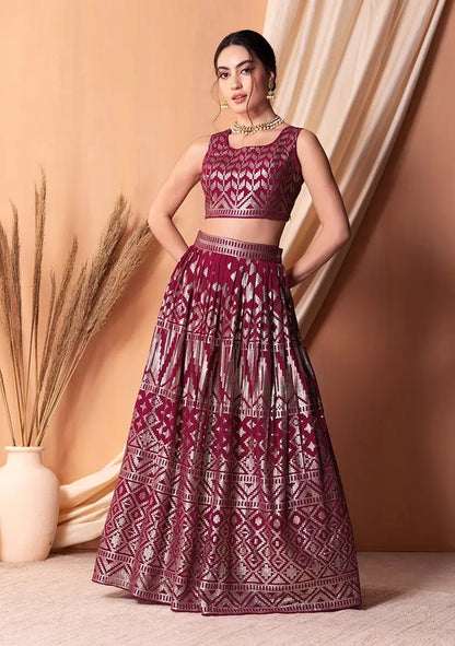 Lehenga en georgette rose foncé avec sequins et broderie à fil