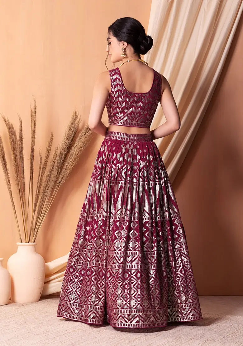 Lehenga en georgette rose foncé avec sequins et broderie à fil