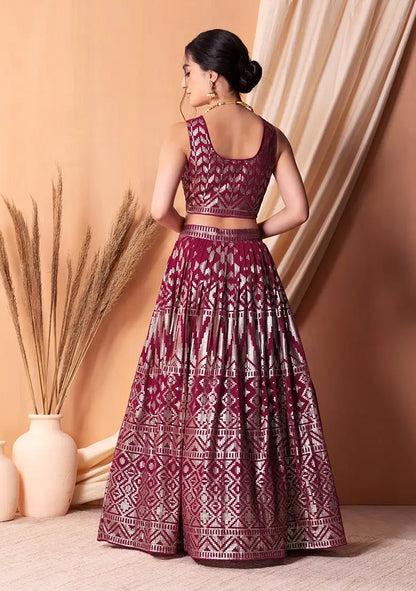 Lehenga en georgette rose foncé avec sequins et broderie à fil