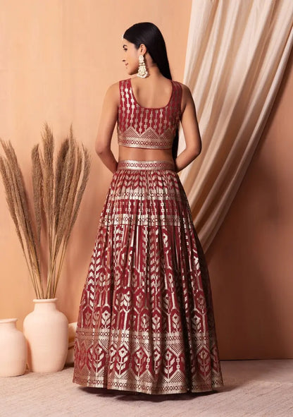 Lehenga en georgette bordeaux avec sequins et broderie à fil