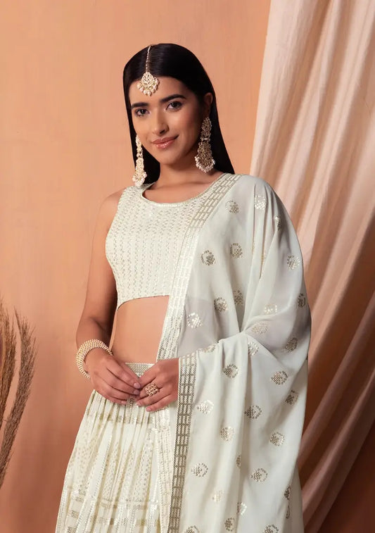 Lehenga Choli en georgette blanche avec sequins et broderie à fil