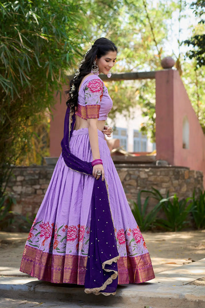 Lavendelfarbenes Lehenga Choli aus Baumwolle und Seide mit Stickerei