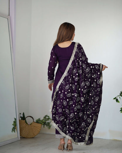 Lila Salwar-Anzug-Set mit wunderschöner Stickerei