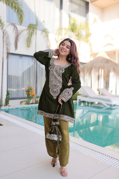 Ensemble Salwar Suit vert foncé et clair en velours et zari avec sac style batwa assorti COLLECTION ZOYA