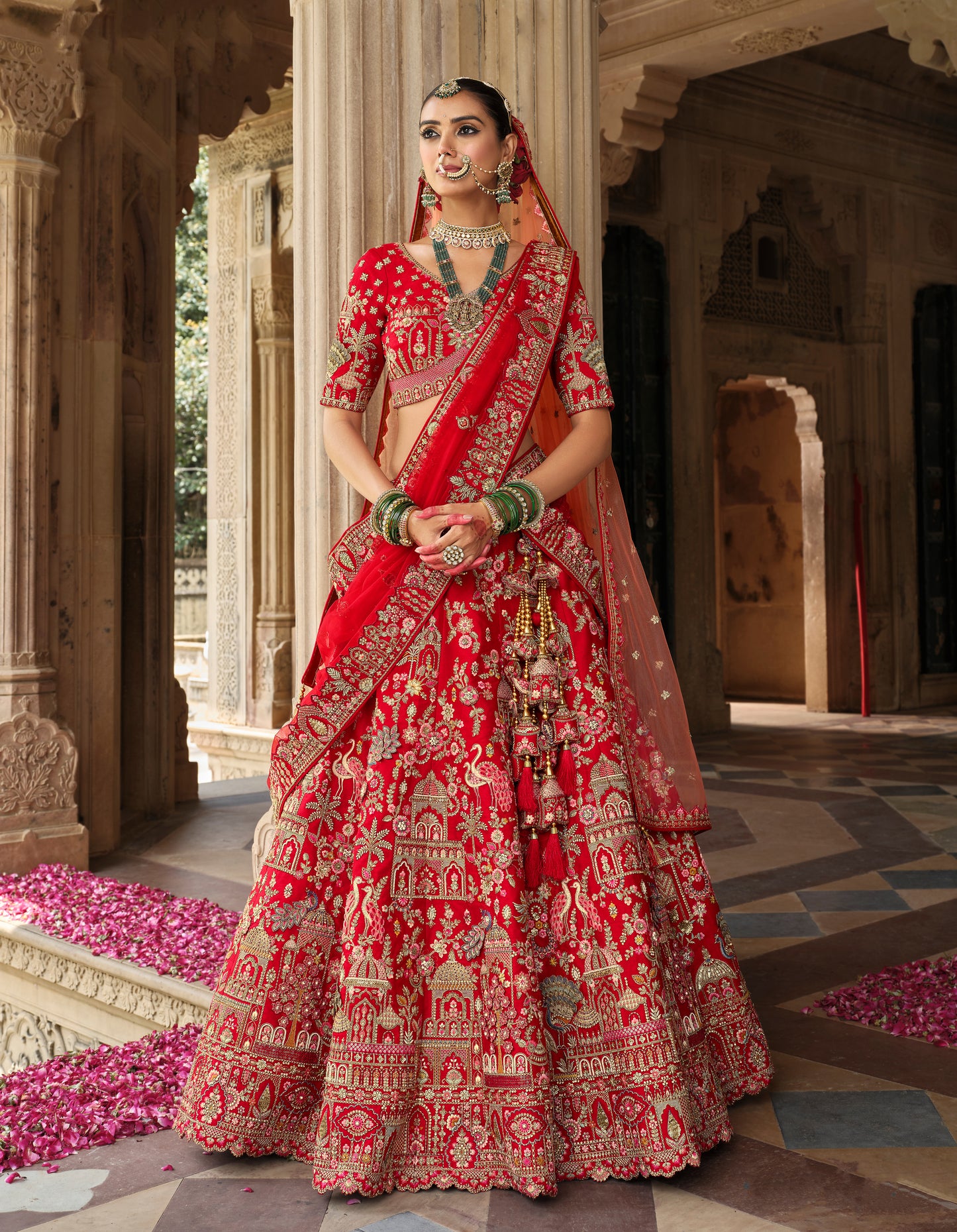 Exklusiver Designer-Braut-Lehenga in Fuchsia-Pink mit Stickereien und Applikationen, NAVYA-KOLLEKTION 2025