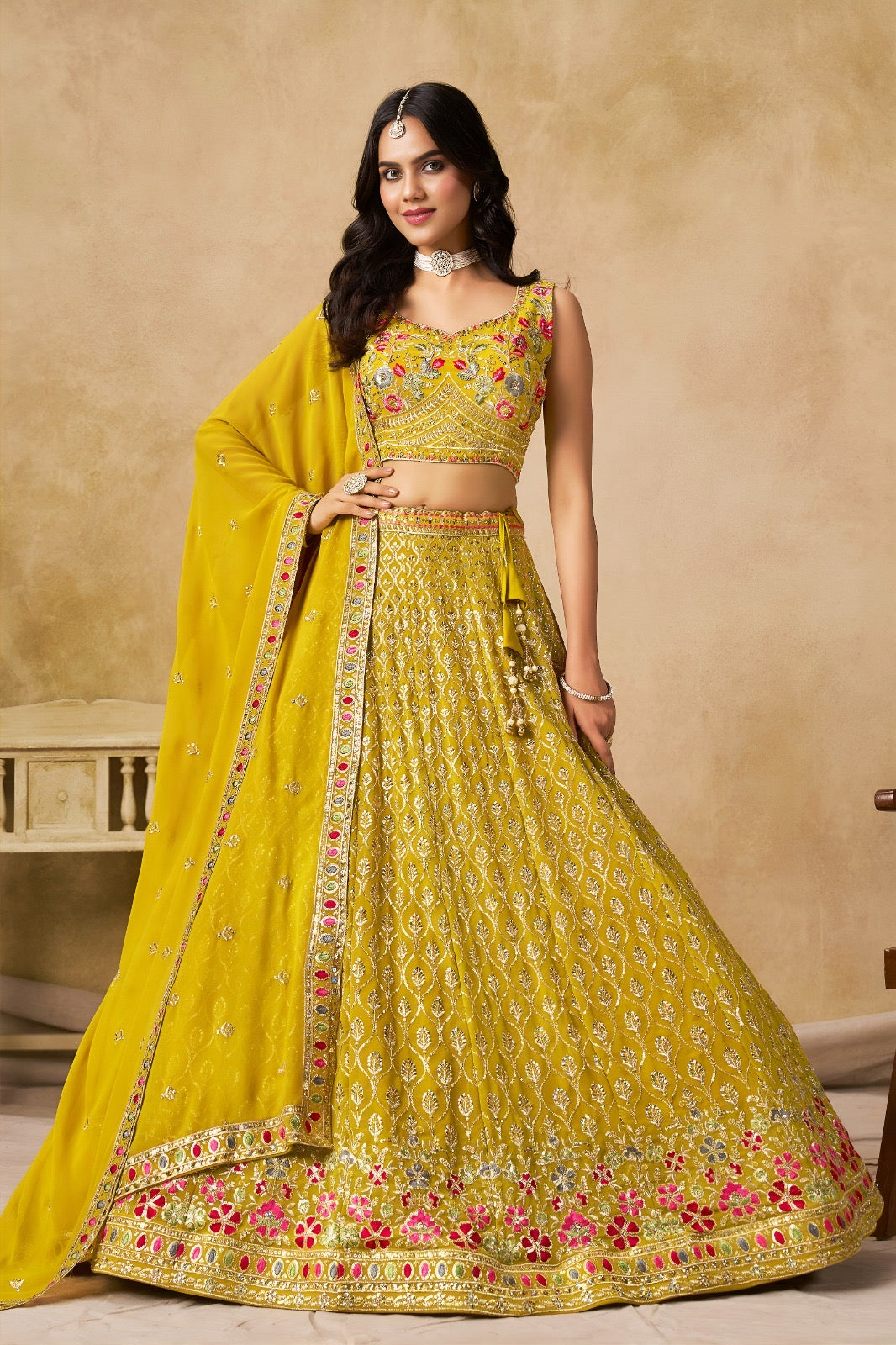 Lehenga jaune haldi avec broderies romantiques de fleurs COLLECTION MONICA