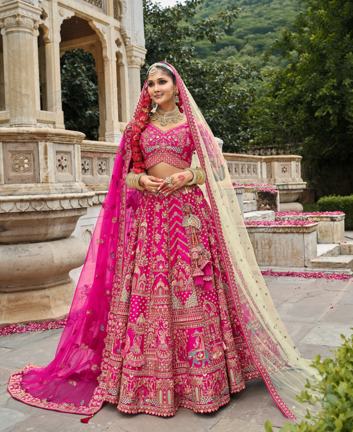 Lehenga de mariée rose fuschia avec détails de broderies dorées COLLECTION MAHIYA