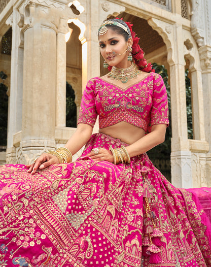 Lehenga de mariée rose fuschia avec détails de broderies dorées COLLECTION MAHIYA