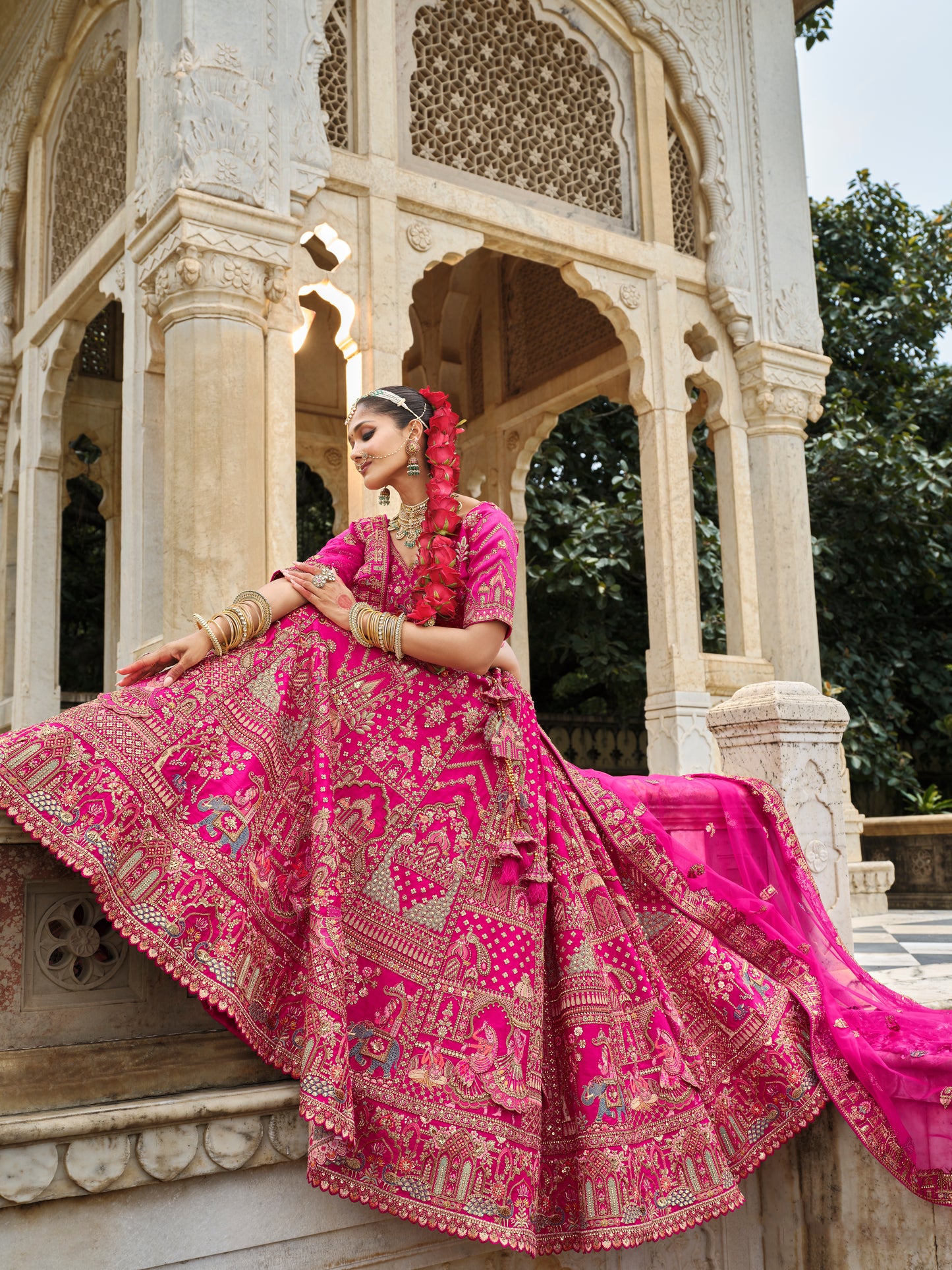 Lehenga de mariée rose fuschia avec détails de broderies dorées COLLECTION MAHIYA