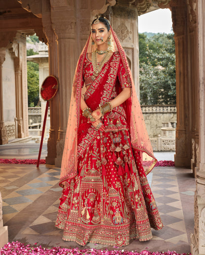 Lehenga de mariée rouge avec détails de broderies dorées COLLECTION MAHIYA