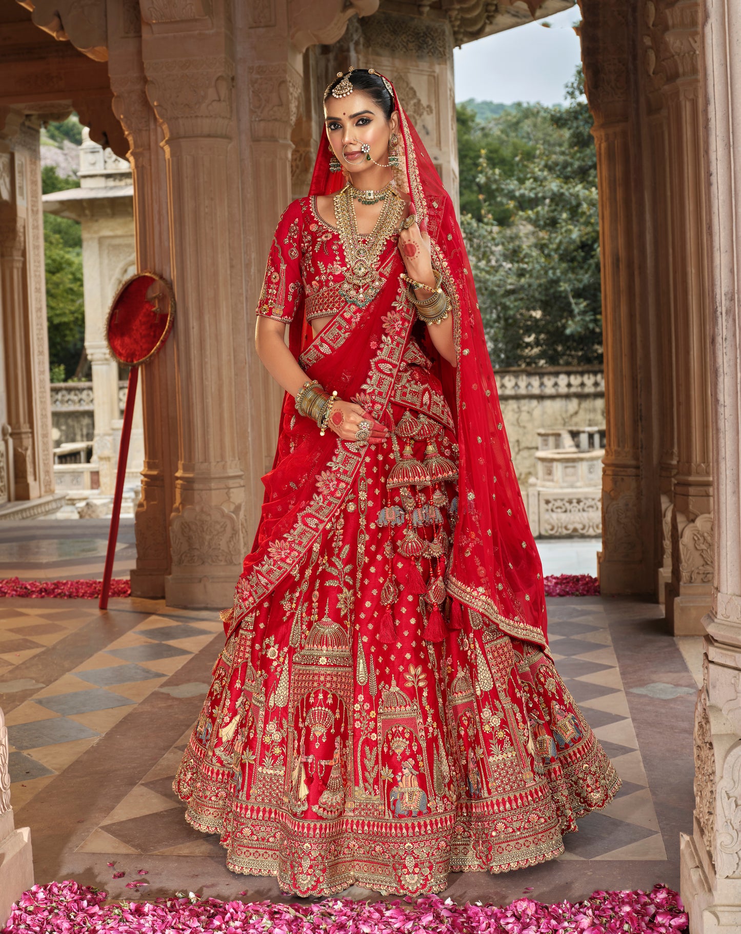 Lehenga de mariée rouge avec détails de broderies dorées COLLECTION MAHIYA