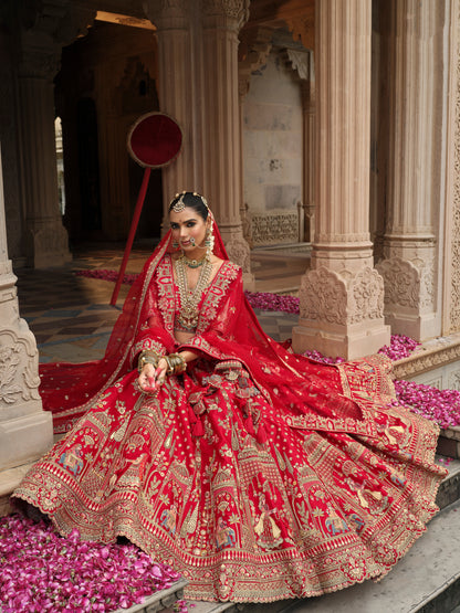 Lehenga de mariée rouge avec détails de broderies dorées COLLECTION MAHIYA