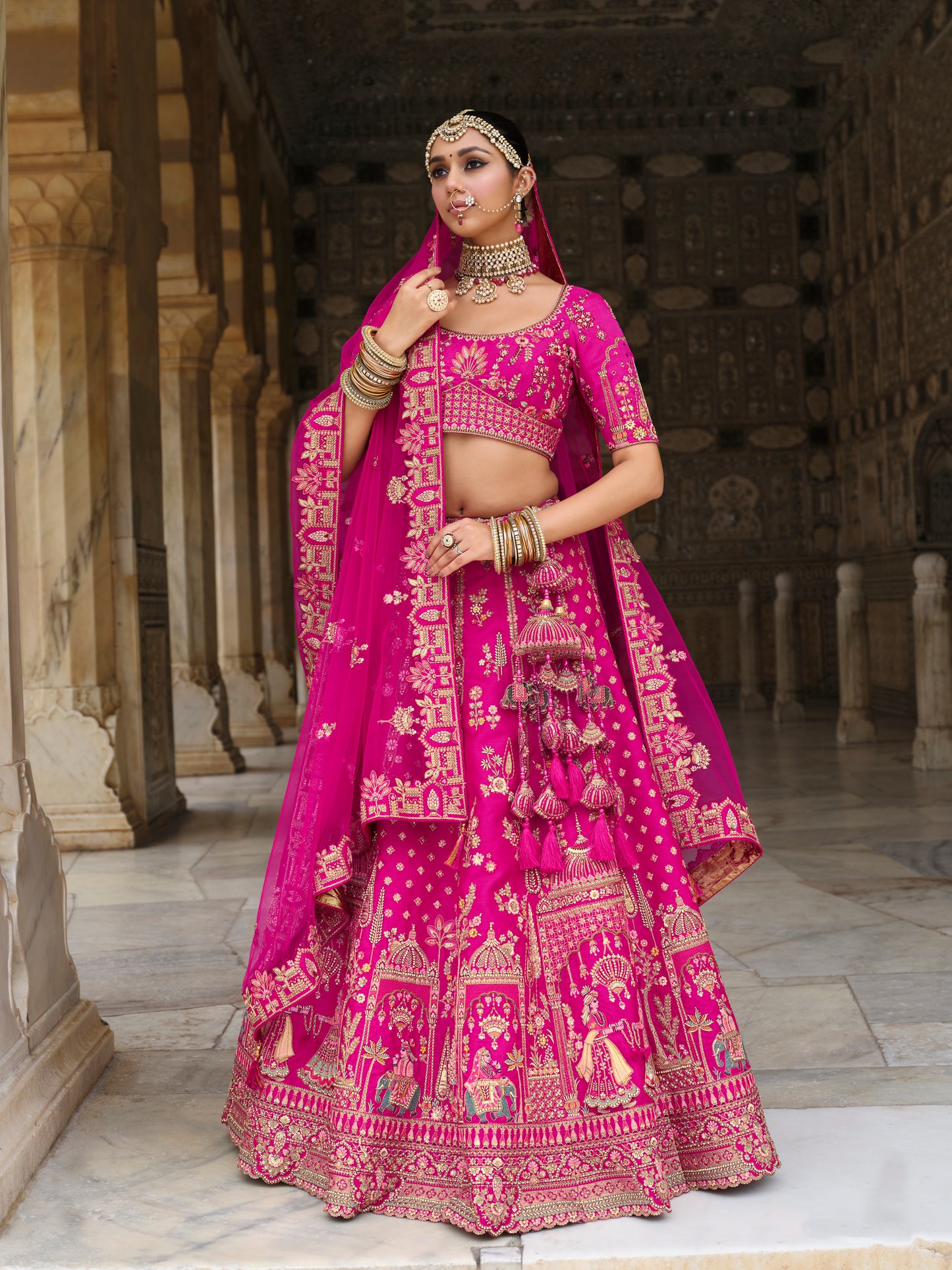Lehenga de mariée rose fuschia ARPITA avec détails de broderies dorées