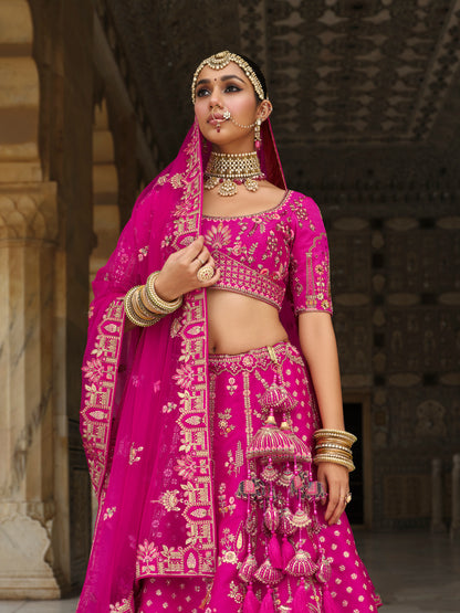 Lehenga de mariée rose fuschia ARPITA avec détails de broderies dorées