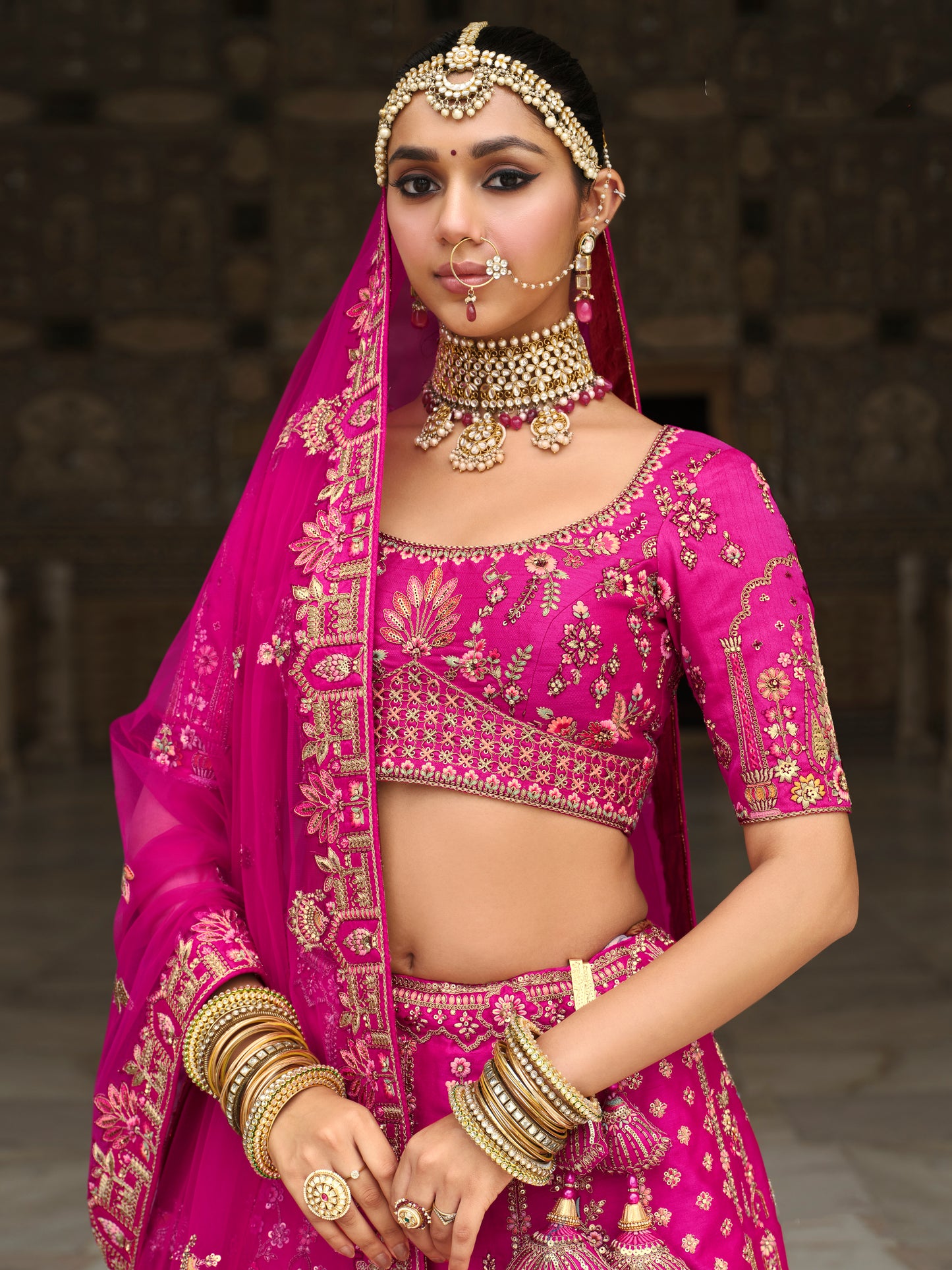 Lehenga de mariée rose fuschia ARPITA avec détails de broderies dorées