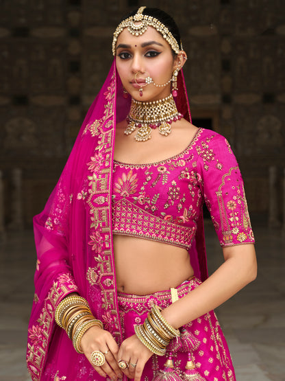 Lehenga de mariée rose fuschia ARPITA avec détails de broderies dorées