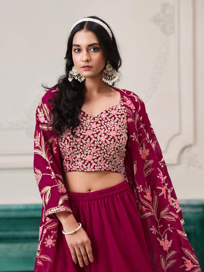 Dunkelrosa indo-westliches Georgette-Ensemble mit Fadenstickerei und Pailletten 