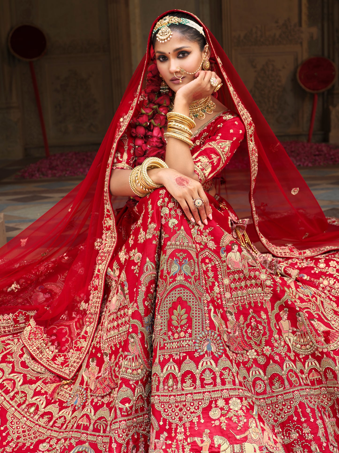 Lehenga de mariée rouge ARPITA avec détails de broderies dorées