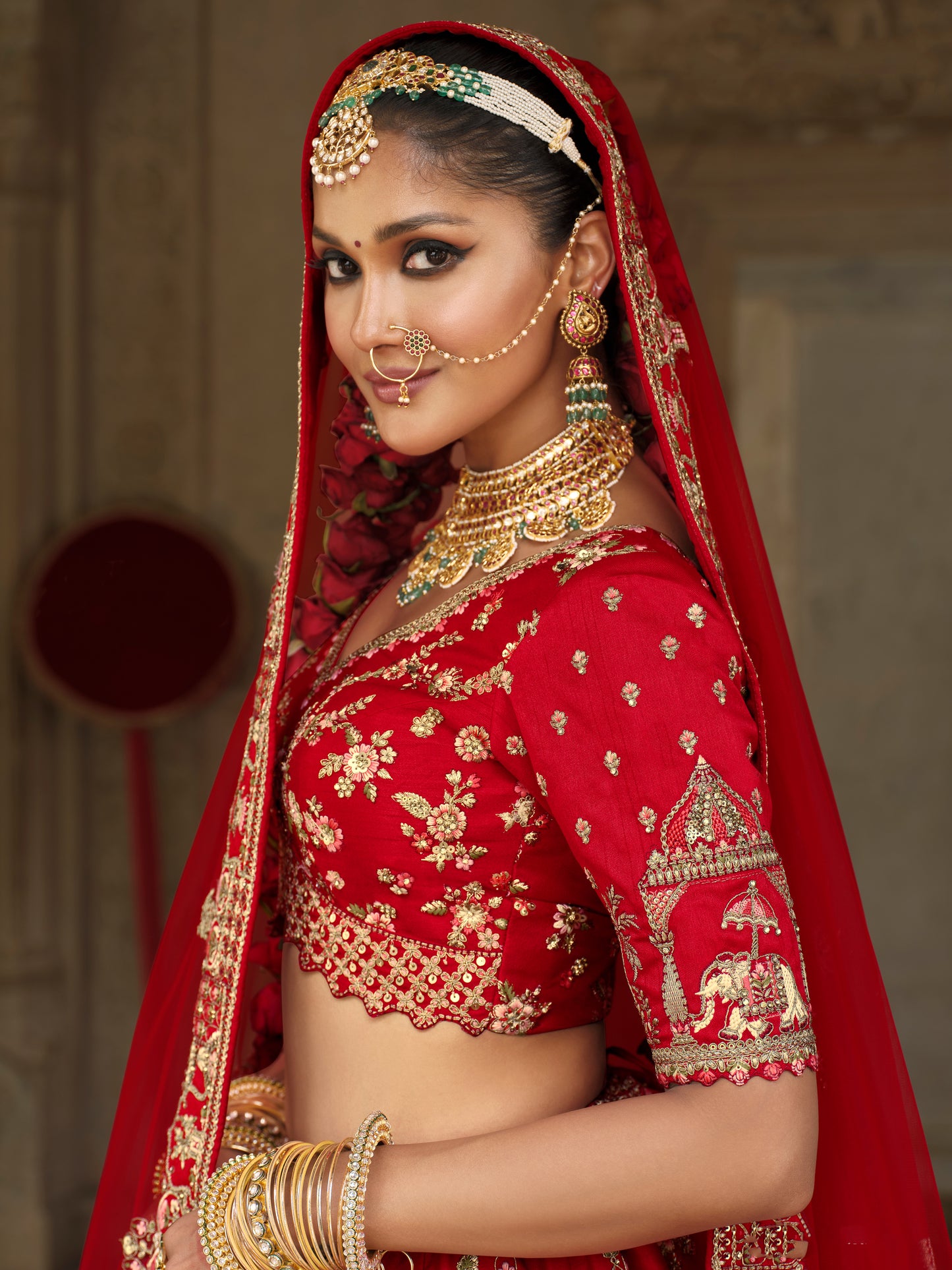 Lehenga de mariée rouge ARPITA avec détails de broderies dorées