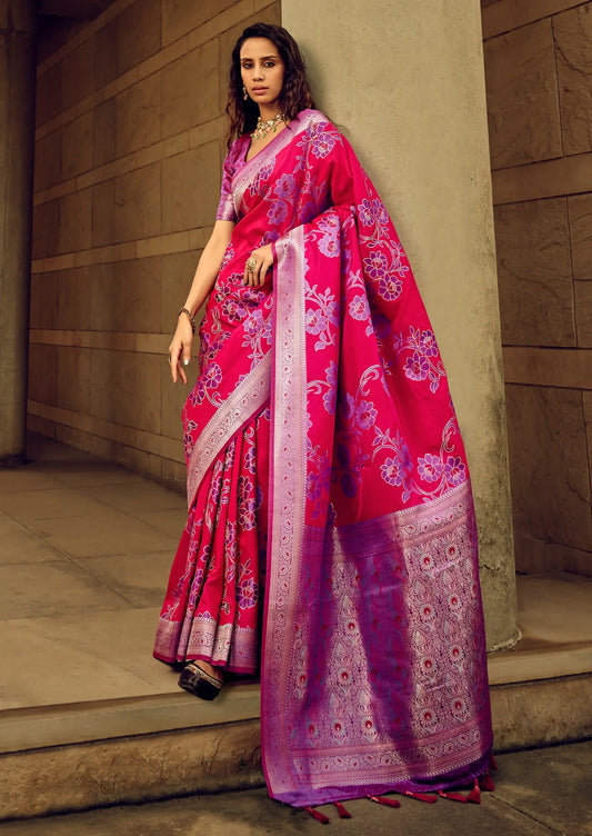 Handgewebter rosa Sari aus Brasso-Satinseide mit eingewebten Blumenmotiven