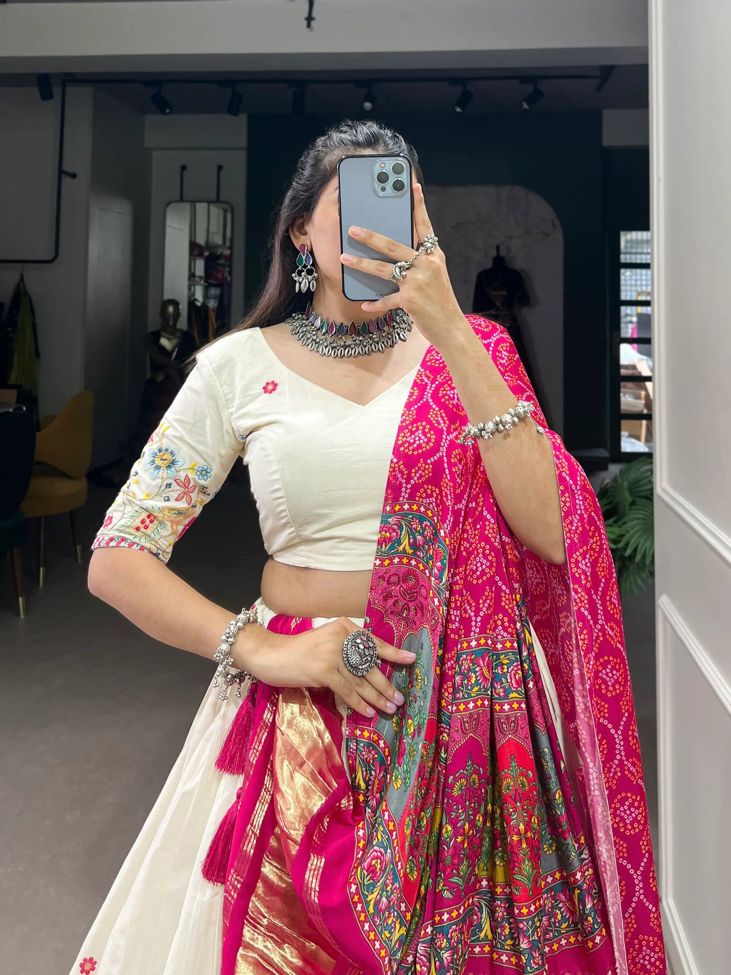 Lehenga choli brodé en coton khadi blanc neige avec dupatta en soie Gaji