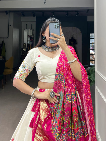 Lehenga choli brodé en coton khadi blanc neige avec dupatta en soie Gaji