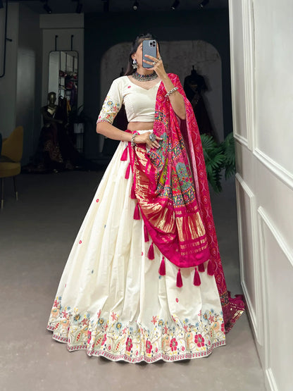 Lehenga choli brodé en coton khadi blanc neige avec dupatta en soie Gaji