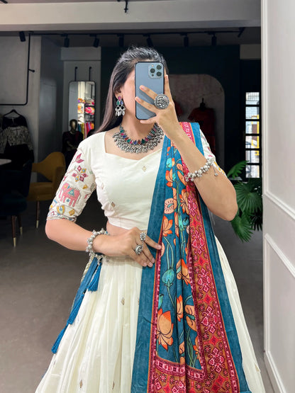 Lehenga choli brodé en coton khadi blanc nacré avec dupatta en soie Gaji