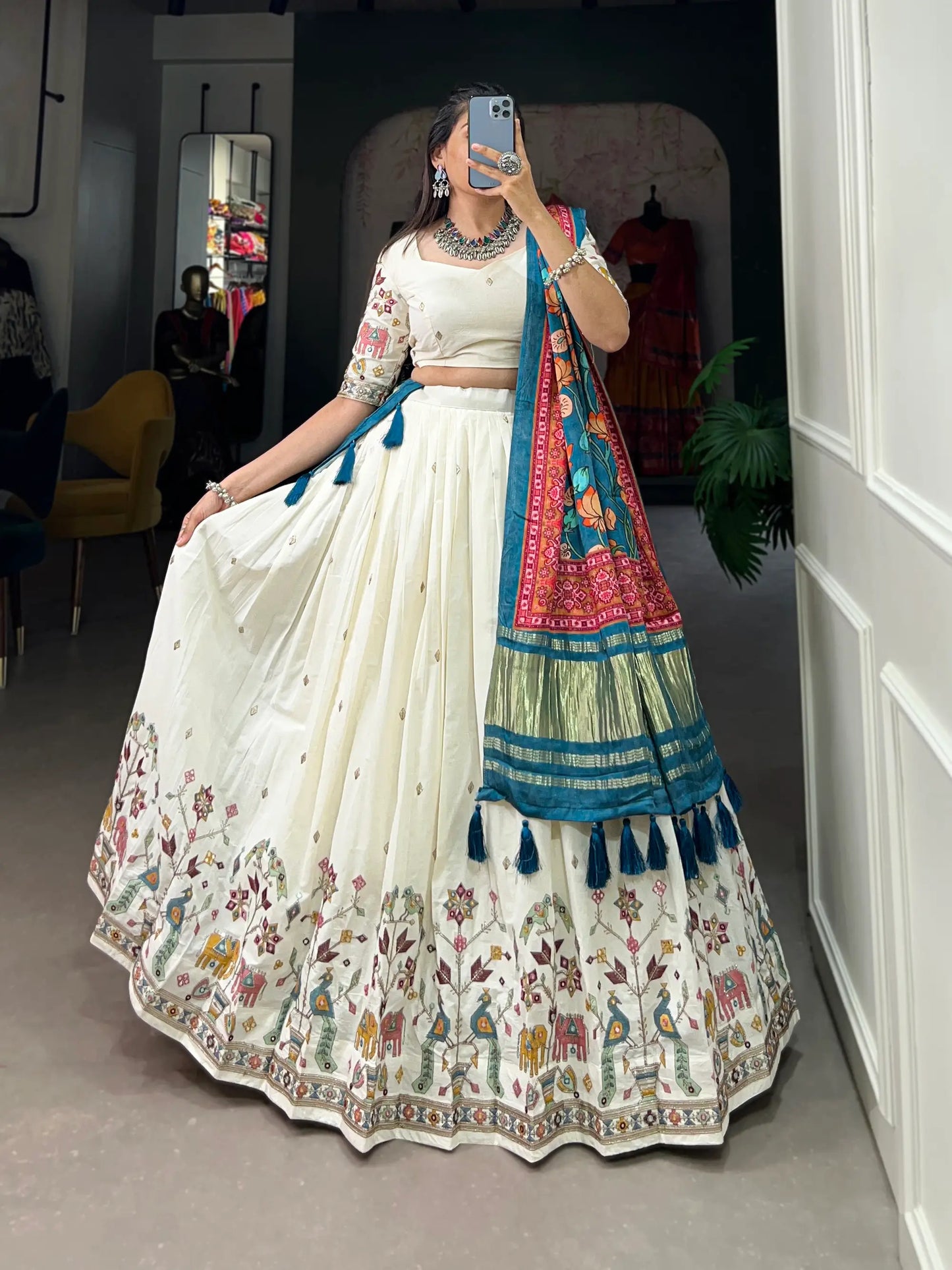 Lehenga choli brodé en coton khadi blanc nacré avec dupatta en soie Gaji