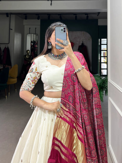 Lehenga choli brodé en coton khadi blanc avec dupatta en soie Gaji