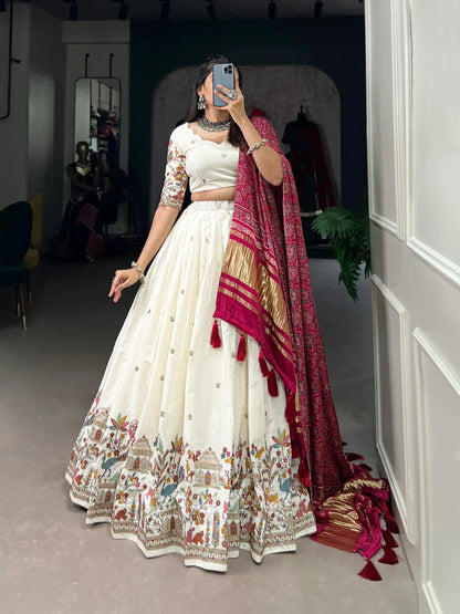 Lehenga choli brodé en coton khadi blanc avec dupatta en soie Gaji