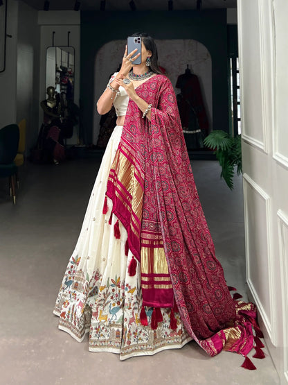 Lehenga choli brodé en coton khadi blanc avec dupatta en soie Gaji