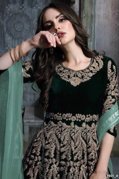 Robe en velours vert avec broderie en fils et sequins