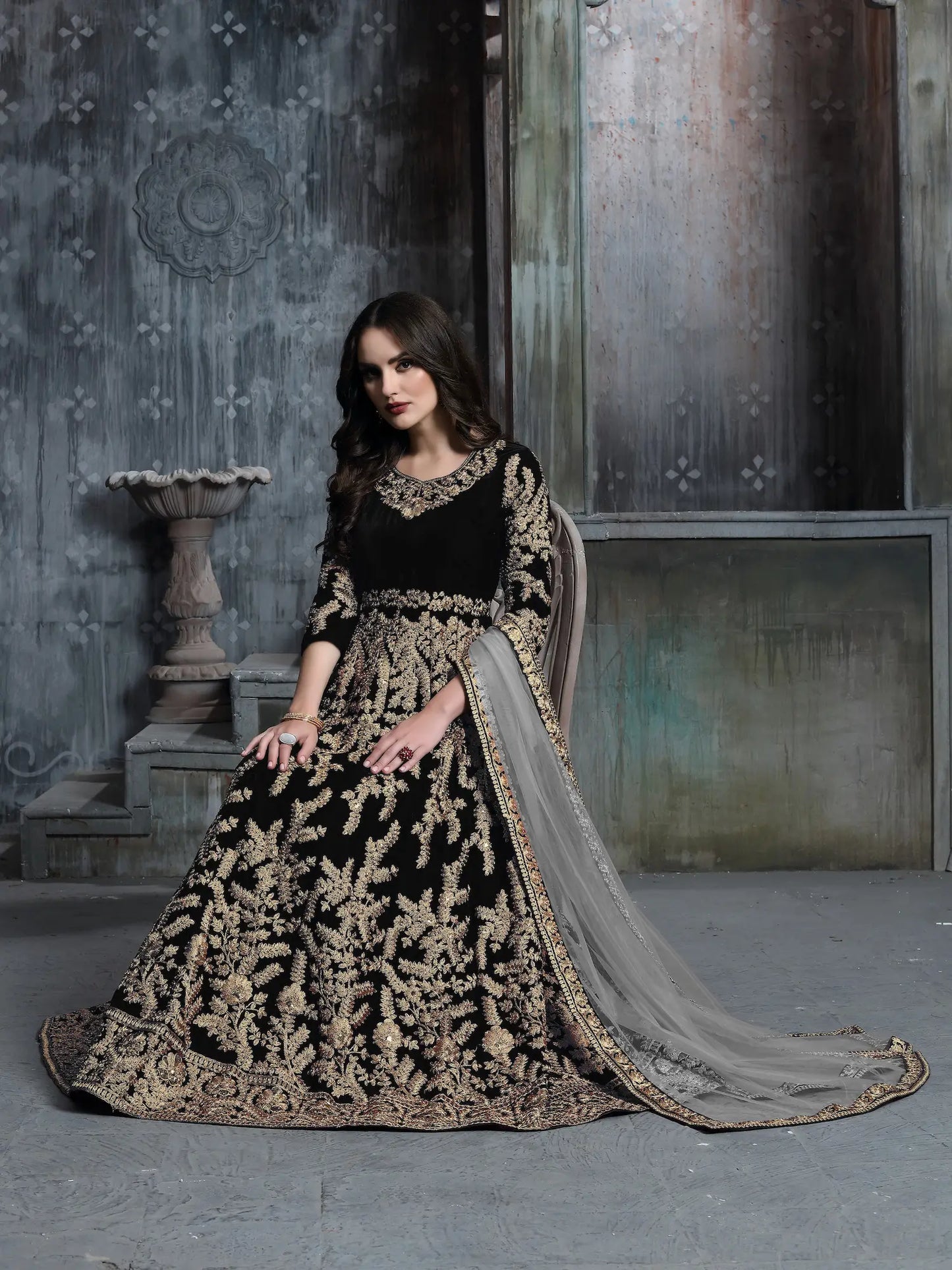 Robe en velours noir avec broderie en fils et sequins