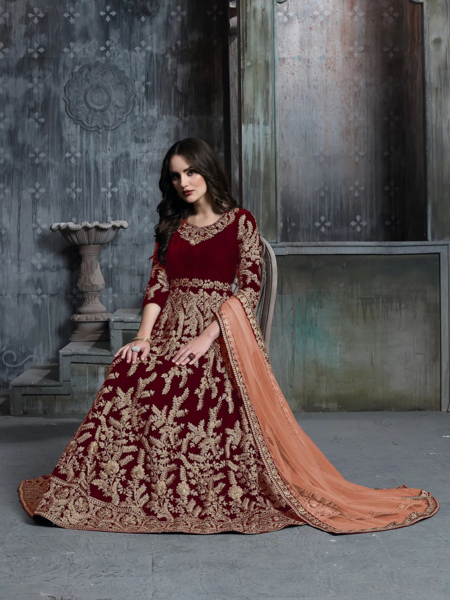 Robe en velours bordeaux avec broderie en fils et sequins