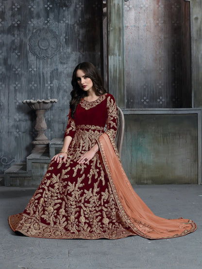 Robe en velours bordeaux avec broderie en fils et sequins