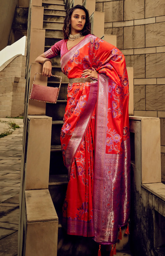 Roter Sari aus handgewebter Brasso-Satinseide mit floralen Motiven