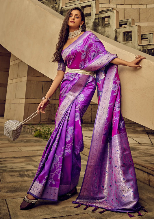 Lila Sari aus handgewebter Brasso-Satinseide mit floralen Motiven