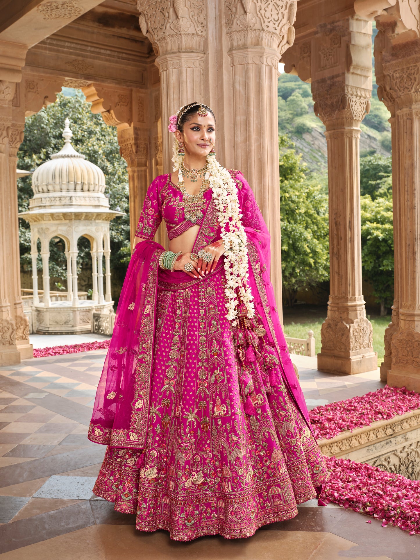 Lehenga de mariée rose fuschia ANEET avec détails de broderies dorées