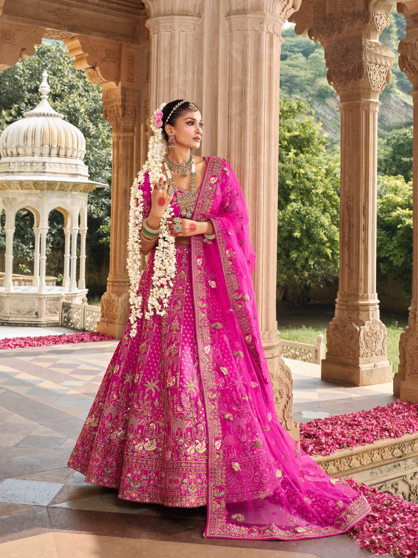 Lehenga de mariée rose fuschia ANEET avec détails de broderies dorées
