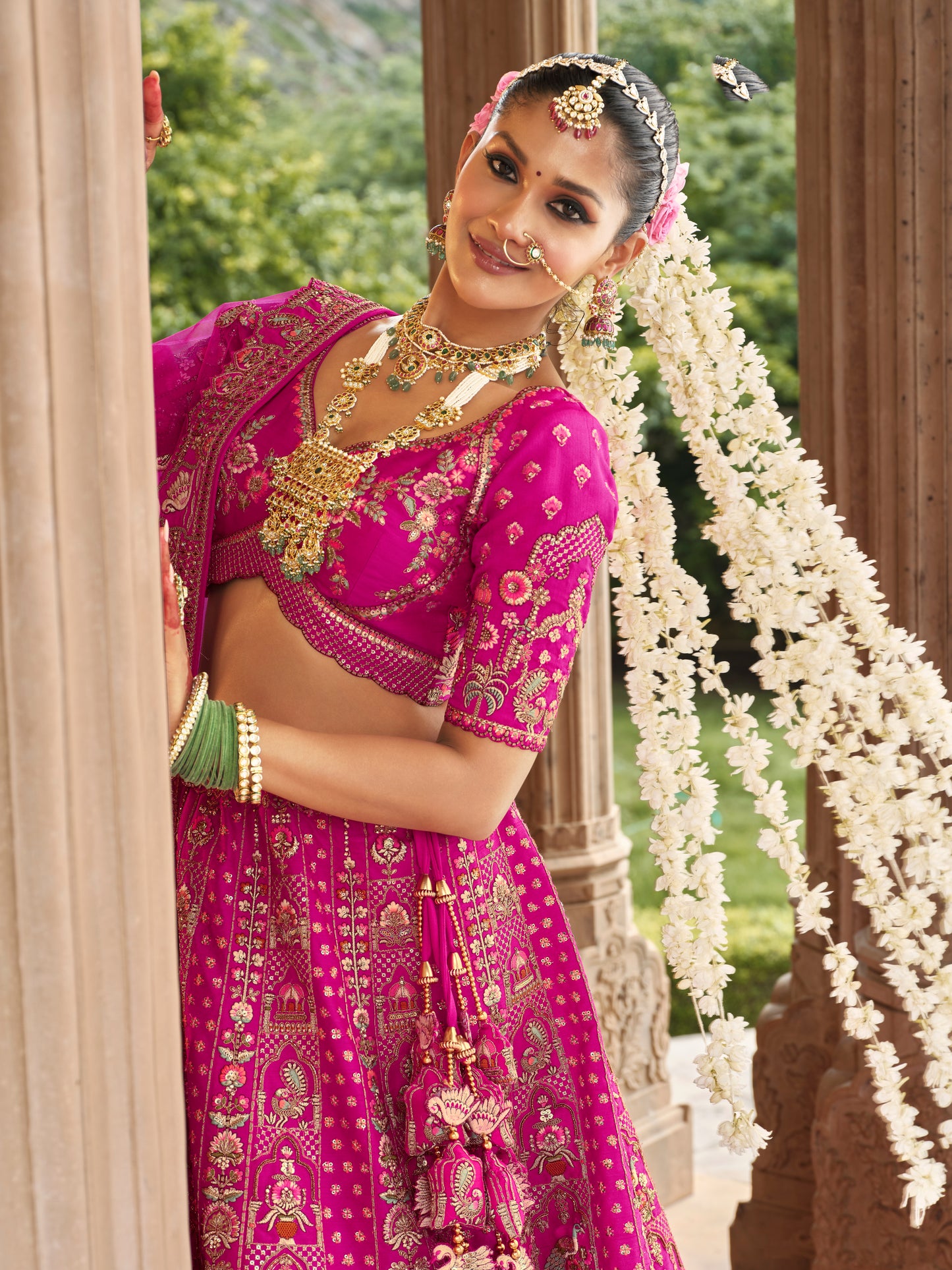Lehenga de mariée rose fuschia ANEET avec détails de broderies dorées