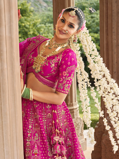 Lehenga de mariée rose fuschia ANEET avec détails de broderies dorées
