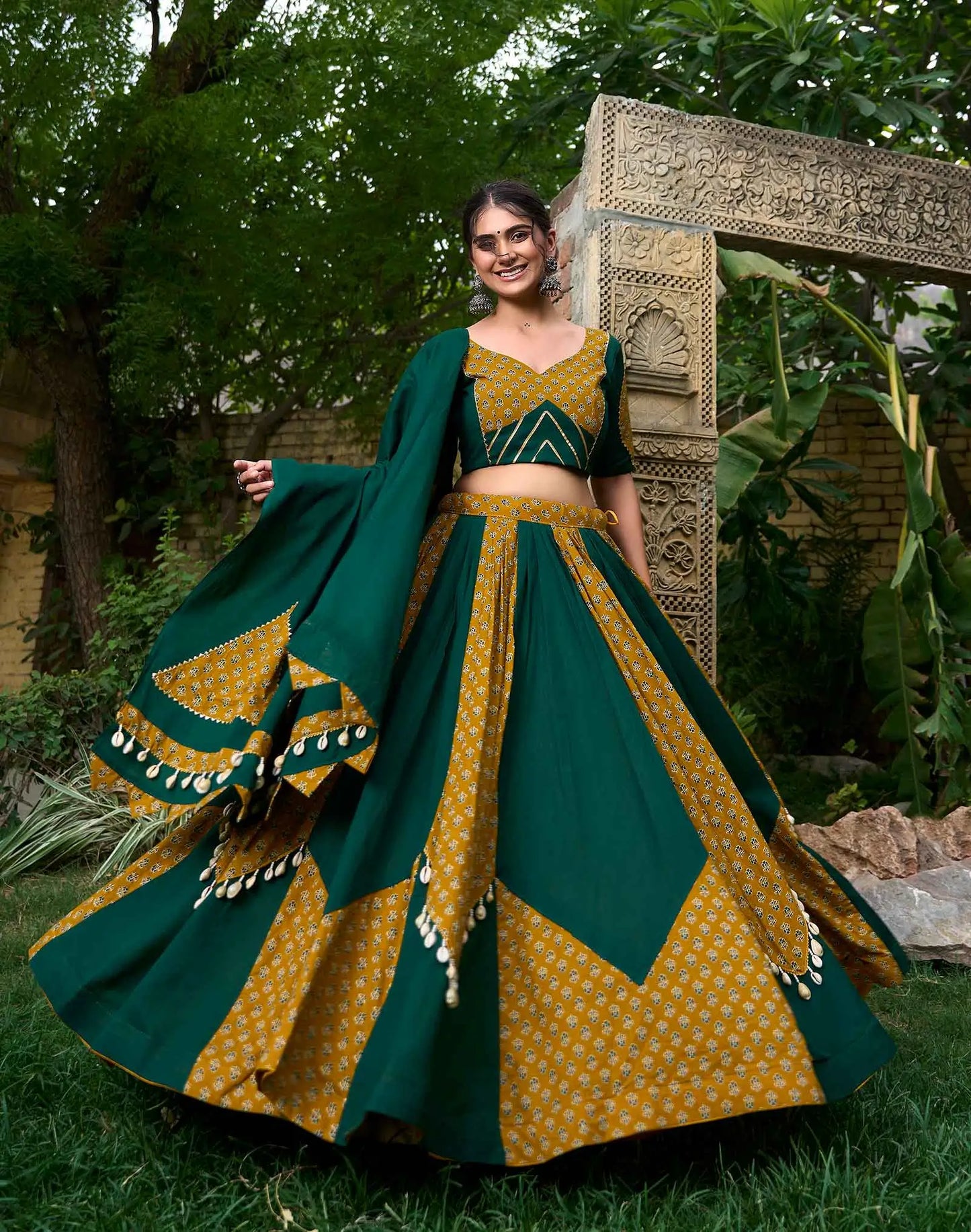 Lehenga spécial Navratri vert et jaune à imprimés ethniques uni en coton