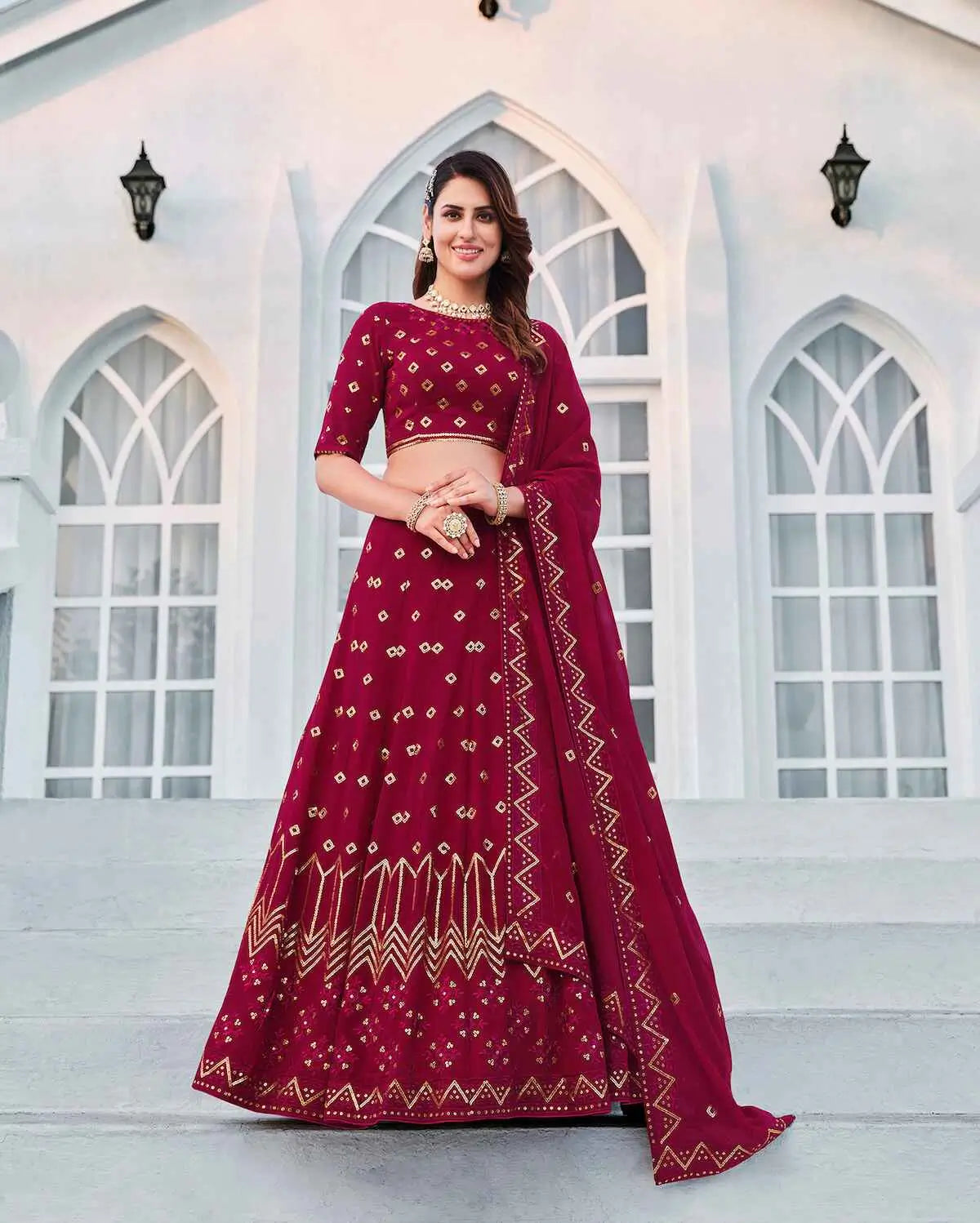 Ensemble Lehenga Choli rouge foncé en georgette avec broderie en fil et sequins