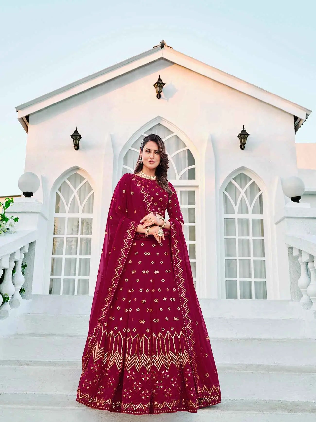 Ensemble Lehenga Choli rouge foncé en georgette avec broderie en fil et sequins