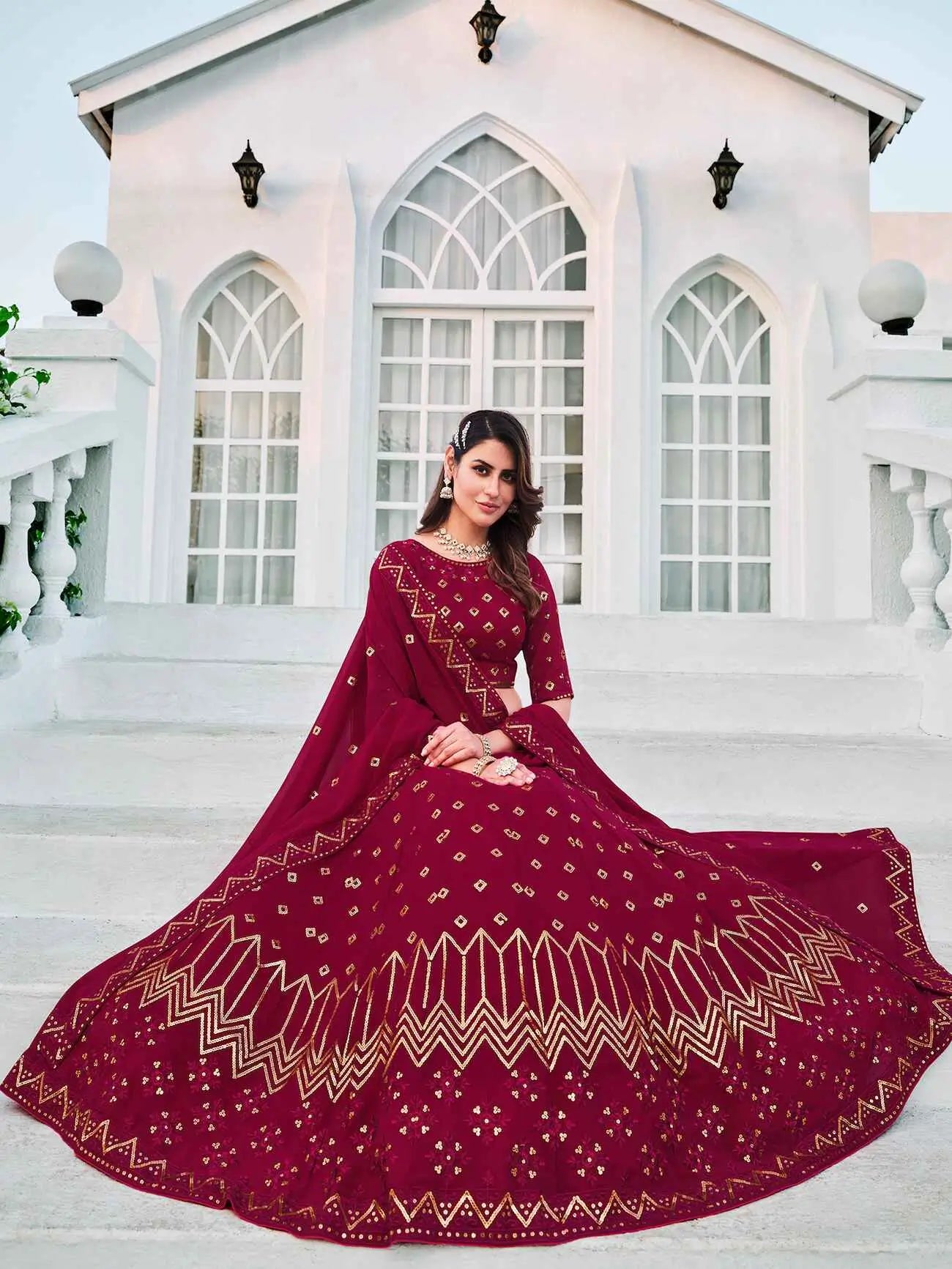 Ensemble Lehenga Choli rouge foncé en georgette avec broderie en fil et sequins