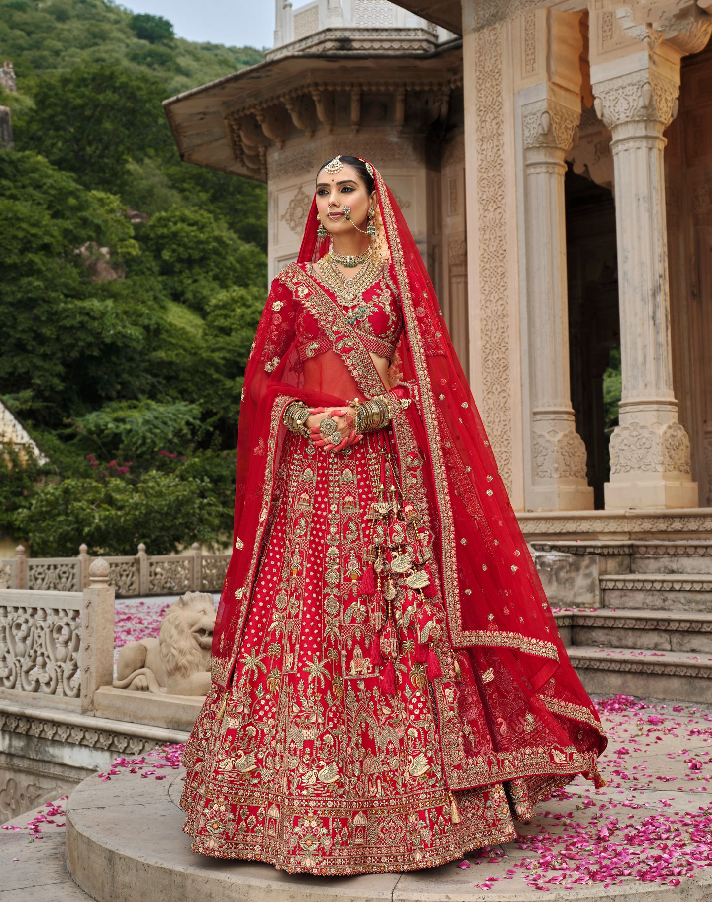 Lehenga de mariée rouge ANEET avec détails de broderies dorées