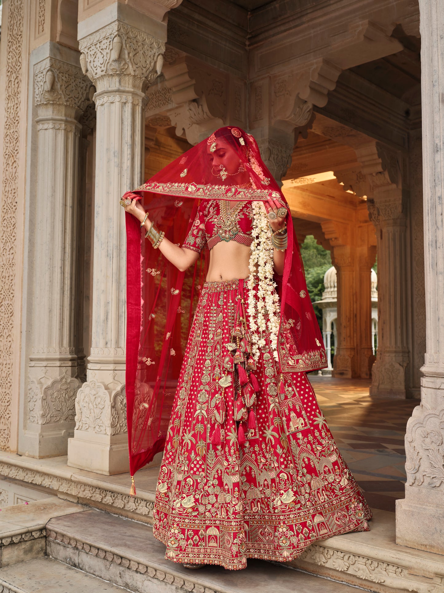 Lehenga de mariée rouge ANEET avec détails de broderies dorées